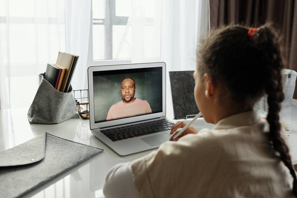 Ensino remoto pela internet em pauta